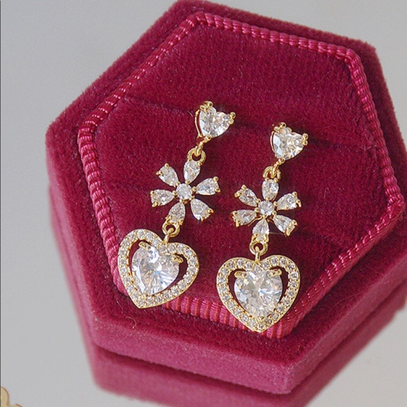 Shiny Rhinestone Heart and Flower Shaped Stud Earrings - Picture 4 of 4